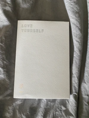 love yourself her version L - love yourself her (version L) innehåller: fotobok, skiva, informations kort, klistermärken, ”the notes” och ett random photocard!  saknar: qr kort, poster och ett klistermärke. Skriv om intresserad🤍