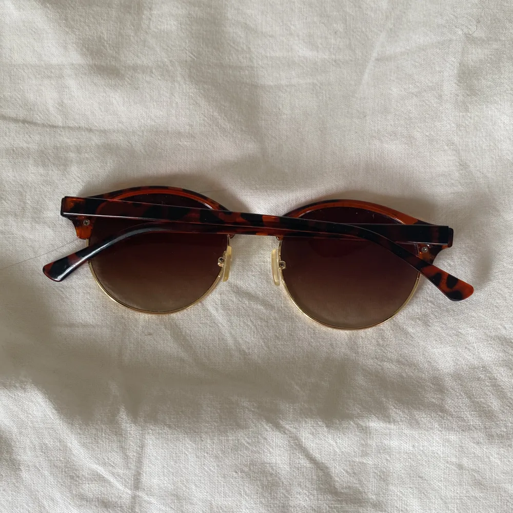 Bruna solglasögon från Gina Tricot💓de är 14 cm tvärsöver🕶 bra skick⭐️säljer då de inte kommer till användning💌. Accessoarer.