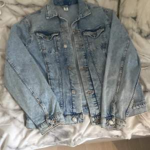 Säljer denna jeansjackan för att jag aldrig har använt den och den är i bra skick❤️ den  har bara hängt i garderoben så nu säljer jag den❤️och den kommer från H&M ❤️❤️