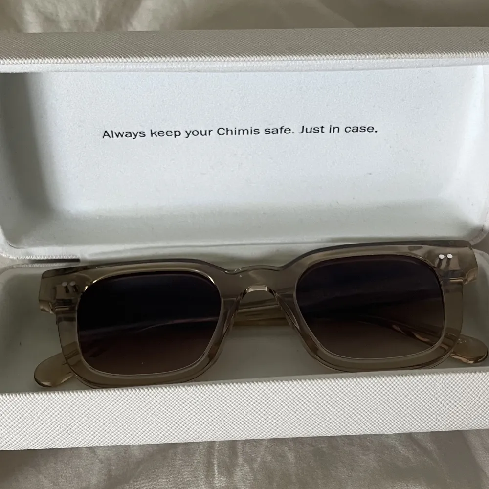 Säljer mina älskade chimi 04 ecru! Så fina och eftertraktade solglasögon som tyvärr inte kommer till användning längre❣️ Köpte våren 2022, men de är i bra skick!. Accessoarer.