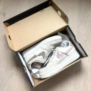 Nike Wimans Air Force 1 LXX - Säljer mina Nike Air Force i modell LXX. De är superfina och unika⚡️ De är endast använda fåtal gånger så de är super fräscha. Det är storlek 38,5🤍 Vid snabb och smidig affär kan priset diskuteras🤩 ( Dom köptes för 1.300kr)⚡️