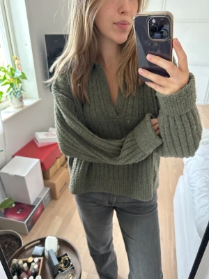 Stickad tröja från Weekday🩷🥰🫶🏼 - Jättemysig tröja från weekday, sparsamt använd. Perfekt till hösten🫶🏼💓 strl S. Org pris 499kr👌🏼🩷