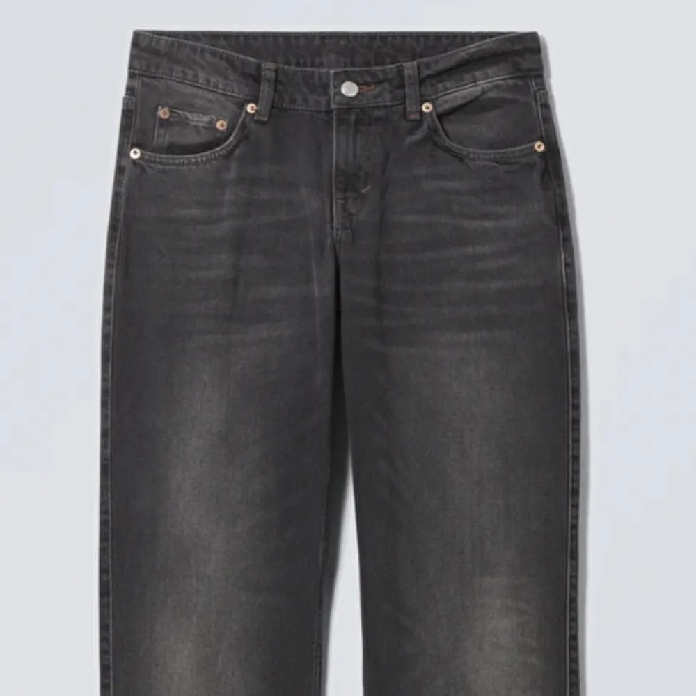 Ett par low arrow straight jeans från Weekday. Är i nytt skick och säljer pågrund av att de inte kommer till användning 😇❣️. Jeans & Byxor.