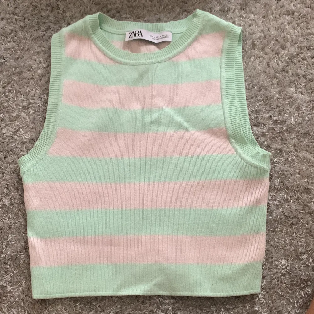 Rosa grön zara tröja i storlek s. Bara använd några få gånger och är i ny skick. Säljer för att jag inte använder den.. T-shirts.