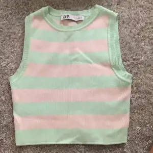 Rosa grön zara tröja i storlek s. Bara använd några få gånger och är i ny skick. Säljer för att jag inte använder den.