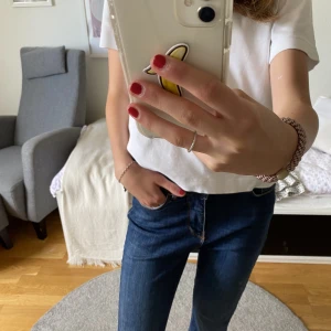 Jeans med hjärtan  - Blå jeans med hjärtan ( se en full video på Jensen på vår TikTok!) Jeansen kommer från Veronica passar storlekarna s-m ( 28,34) Målade med textilfärg som går att tvätta!