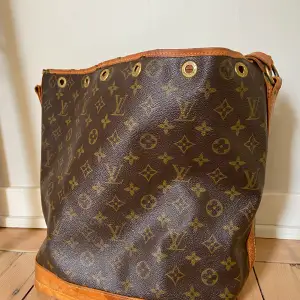 Louis Vuitton noe väska. Den större storleken. Den perfekta väskan som rymmer dator osv.   OBS OBS!! trasig och behöver lämnas in till en skräddare, skinnet har spruckit på ena sidan. Mycket använt skick. Fler bilder kan skickas vid intresse❤️❤️