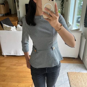 Blus - Fin blus från HM som sitter väldigt snygg på kroppen med gulddetaljer 💕 Har aldrig använt den och priset kan diskuteras 😇