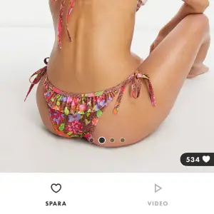 Mönstrad bikini med volanger från Asos. Beställd förra månaden, hann ej retunera i tid. Lapparna och plomberingen är kvar, alltså oanvänd!