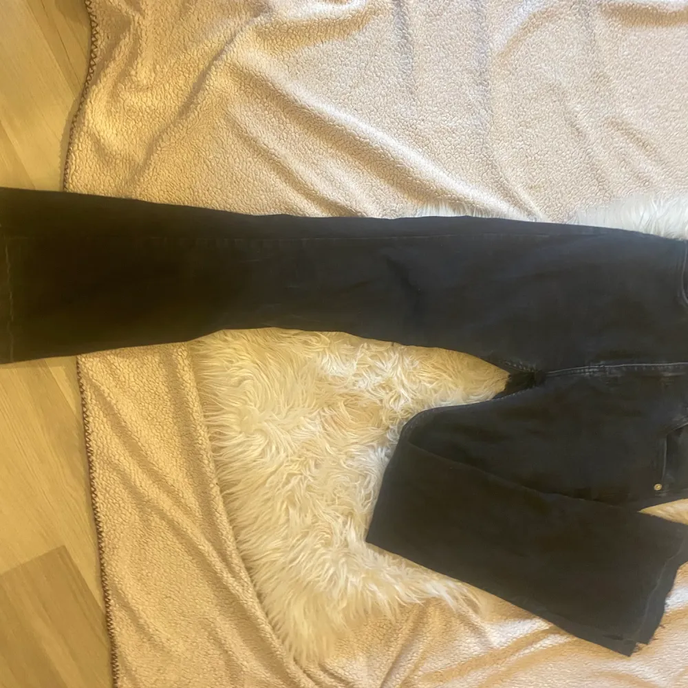 Svarta bootcut jeans, inte använda så många gånger, ganska korta på mig som är 170cm, jag har klippt upp en slits och även sprätt ner dom, kostade 400 kr men säljer för 250-200kr, köparen står för frakt❤️. Jeans & Byxor.