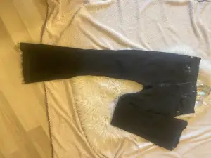 Svarta bootcut jeans, inte använda så många gånger, ganska korta på mig som är 170cm, jag har klippt upp en slits och även sprätt ner dom, kostade 400 kr men säljer för 250-200kr, köparen står för frakt❤️