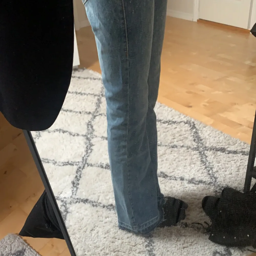 Säljer dessa nya brandy Melville jeans som va för korta för mig så dom är upp norpade för att vara lite längre. Modellen Kylie. Stolek s använda 1 gång. Dom är låg midjade. Jag är 180 därav varför dom är upp oparade där nere. Skriv fler bilder mm.. Jeans & Byxor.
