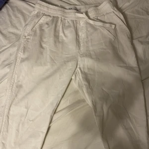Linnebyxor  - Säljer mina zara linnebyxor för att de används inte, lite slitna vid midjan men inga andra problem 