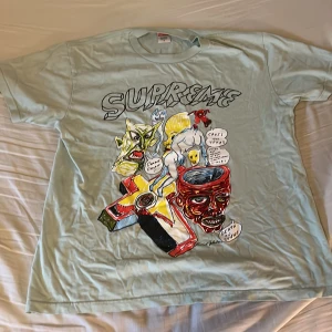 Supreme tee - Storlek M inte använd på flera år köpte den på drop o kan slänga in en sticker om d önskas :)