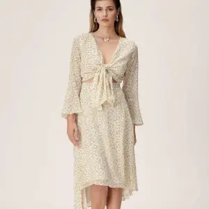 Säljer denna klänningen i storlek 40. Använd 2 gånger. Säljes för 1000kr