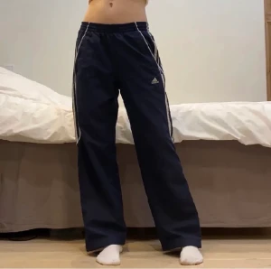 Vintage adidas - Startbud är 400kr❤️ S/M och tjejen på bilden är ungefär 170cm. Köpt här på plick för ett tag sedan men använder aldrig. Säljer vid bra pris
