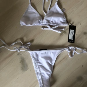 Vit bikini  - helt oanvänd med lappar kvar säljer pga kunde inte lämna tillbaka pris kan diskuteras  skriv för fler bilder