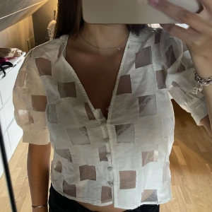 Blus - Jättesöt blus från zara. I bra skick förutom att det saknas en knapp💞💞priset är diskuterbart! 