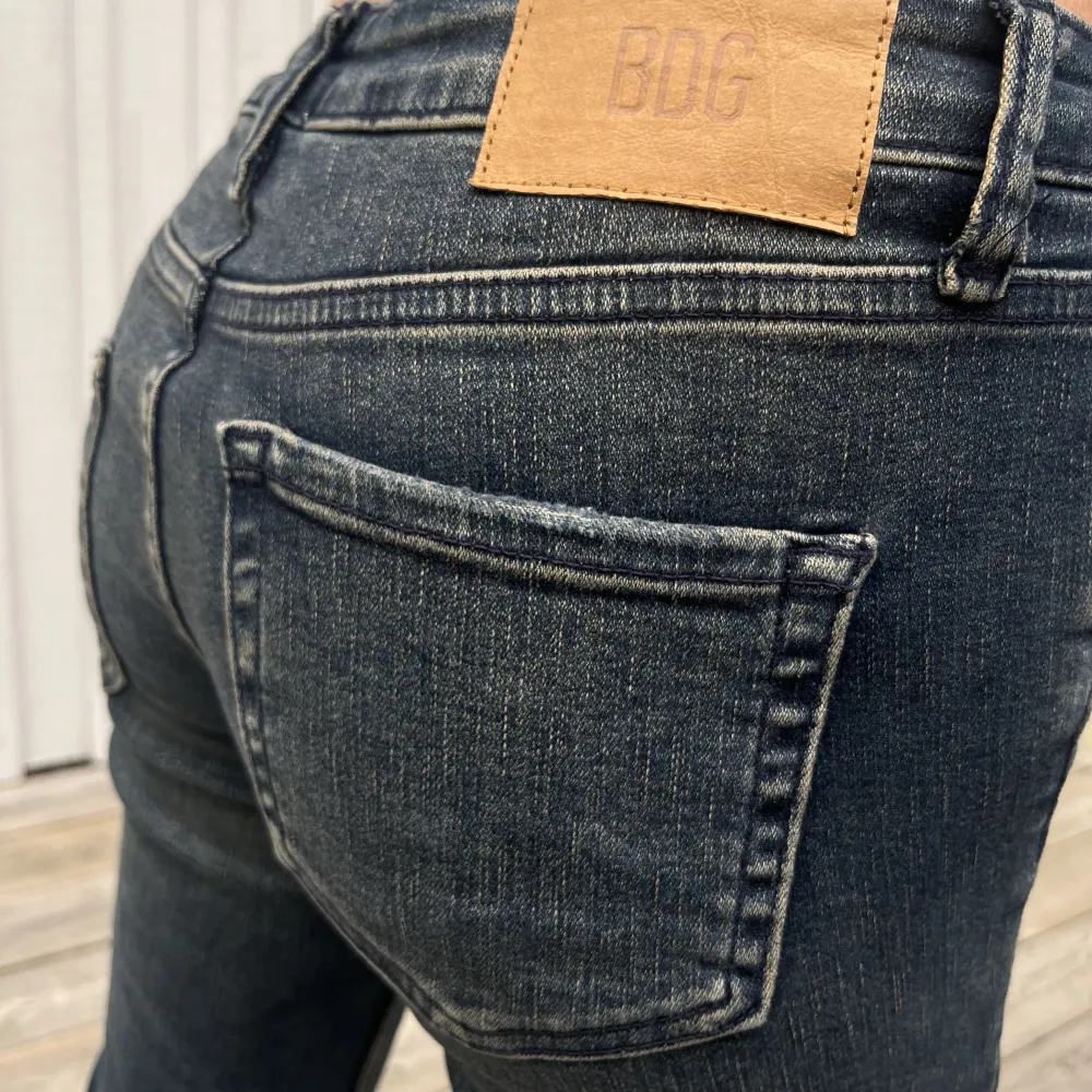super snygg lågmidjade jeans från urban outfitters som inte kommit till användning. Använda endast en gång! Mått: midja - 74cm (stretch) innerbenslängd - 82cm . Jeans & Byxor.