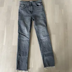 Mid waist jeans med en slits från Zara i stl 38. Använd fåtal gånger! Nypris 399 kr. - mitt pris 270 kr 