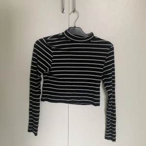 Svart vit randig ribbad långärmad tröja - Svart vit randig ribbad tröja med krage, skönt material och croppad. Skriv om du vill ha mer info/bilder❤️