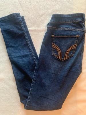 Mörkblå hilfiger jeans - Hilfiger jeans,använda en gång på kalas,inga defekter