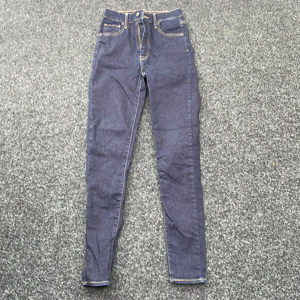 Snygga marinblå jeans, har aldrig används eftersom de var för små. Kostade 999kr från början. . Jeans & Byxor.