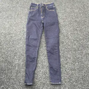 Snygga marinblå jeans, har aldrig används eftersom de var för små. Kostade 999kr från början. 
