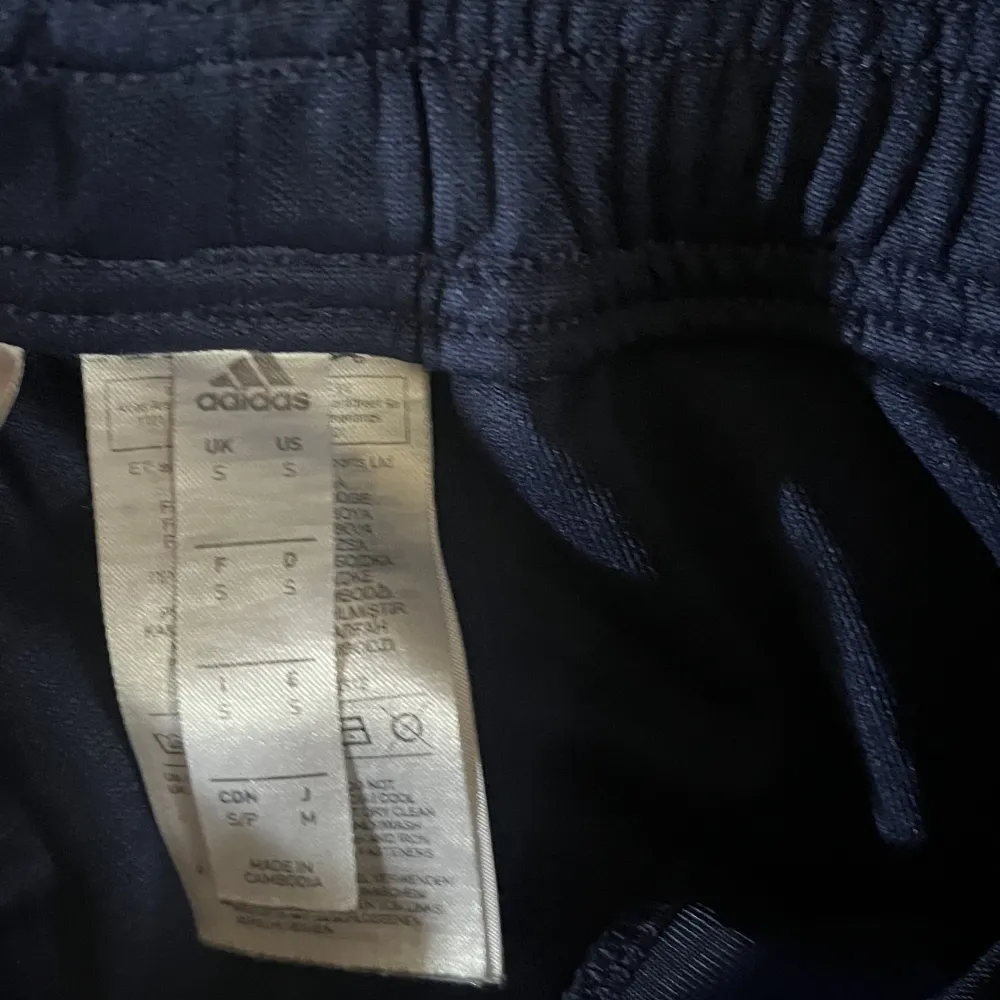 Adidas byxor och okända byxor  75 sek 125 kr för båda . Jeans & Byxor.