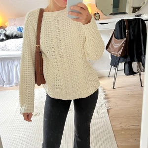 Stickad tröja - Krämvit stickad tröja med söta detaljer från märket Sara Louise💖 Ryggen har inga detaljer utan är väldigt simpel. DM för fler bilder🫶🏼