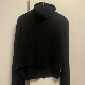 Svart stickad polotröja  - Såå skön stickad polotröja som är lite croppad och har långa breda armar! Tröjan är i jättefint skick och i strl S❤️