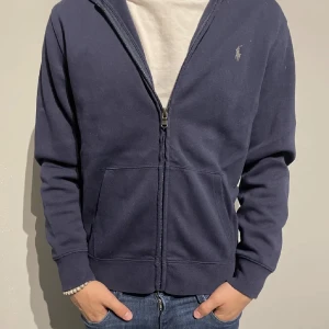 Ralph lauren zip hoodie - Säljer min Ralph lauren hoodie pga att den inte passar längre. Inga tecken på användning och är i nyskick