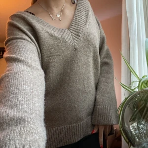 Brun/beige stickad tröja  - Oversized stickad tröja från hm i väldigt bra skick då den knappt är använd! Strl XS men passar större beroende på hur man vill att den ska sitta🥰 nypris 300kr