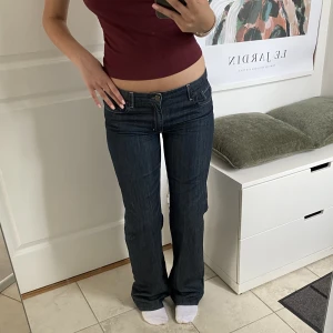 Jeans gant - Mörkblåa jeans från gant som är i oanvänt skick💞 jag är 170cm och vanligtvis bär jag 36/S dessa är i storlek 170cm men skulle uppskatta de till en 26/32💞 vid intresse eller flera frågor, skriv gärna till mig privat💞