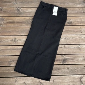 Jeanskjol  - Helt oanvänd jeanskjol från Zara. Slits baktill.