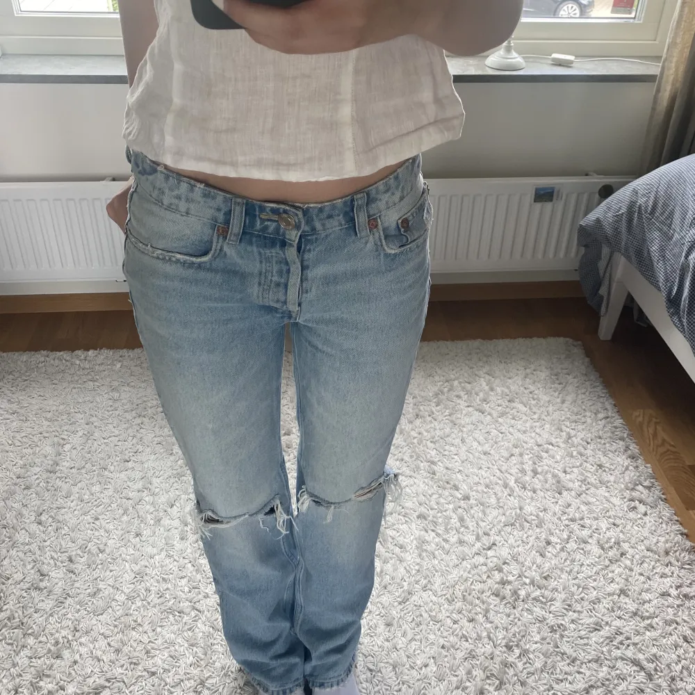 Lågmidjade jeans med hål i knäna. Jeans & Byxor.