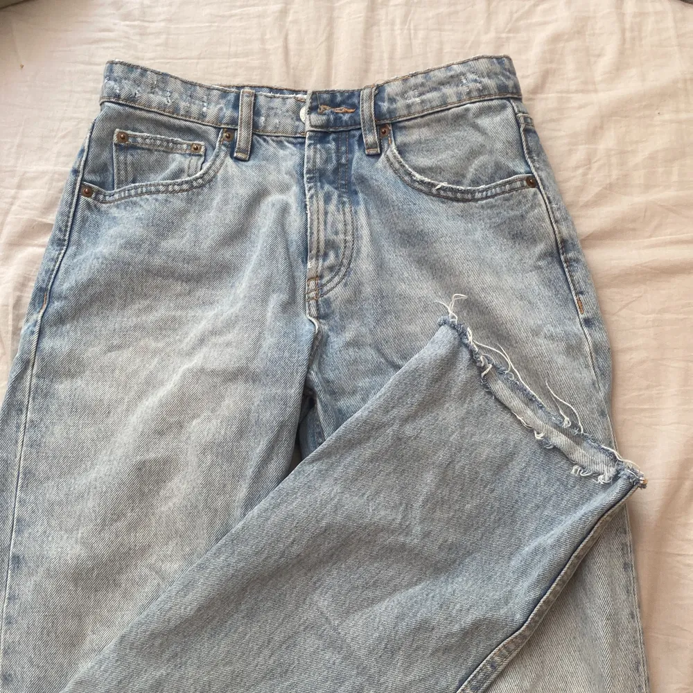 Säljer mina mid waisted straightleg jeans från zara i ljusblått. Storlek 36. Sparsamt använda. . Jeans & Byxor.