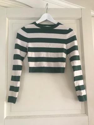 Randig tröja - Jättefin och skön tröja från Zara. Bra skick och kommer ej till användning. Köpt på plick tidigare.