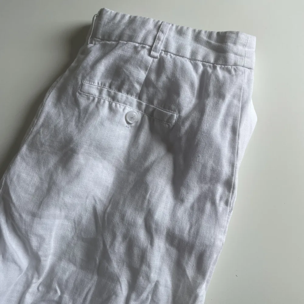 Säljer ett par vita linnebyxor från NA-KD som är i väldigt bra skick, endast använt fåtal gånger💓. Jeans & Byxor.