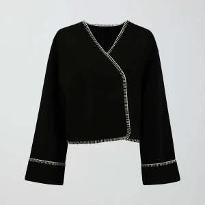 Jacka från Gina - Helt ny och oanvänd jacka från Gina Tricot, prislapparna kvar på. Stl S. Slutsåld överallt.  Väldigt mjuk och behagligt material. Ganska varm så man kan ha den under hösten. 