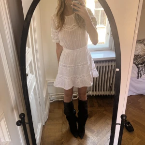 Klänning - Vit klänning med stretchigt band i midjan💛🧡