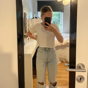 ginatricot jeans - Ett par jeans från ginatricot med hål på knäna, de är i storlek 32 💙 knappt använda och i mycket bra skick 🙌🏻