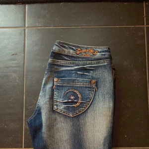 Yk2 jeans  - Jättesnygga yk2 jeans med broderier på både bak och framsida. Köpta från plick men passade inte mig i längden som är 165cm. Lågmidjade (W 42), bootcut. Använd gärna köp nu💕