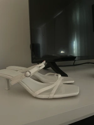 vita klackskor  - Vita klackskor från hm, endast använda vid ett tillfälle 💕