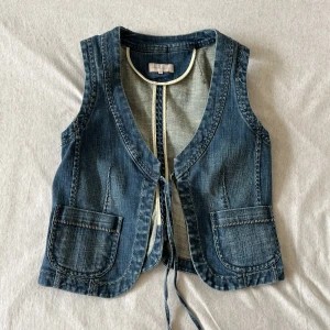 Jeans väst! - Cool jeans väst som passar jätte bra. Sällan använd och i gott skick. Finns två snören där fram så man kan knyta den💕 ⚠️köp direkt för 130kr⚠️