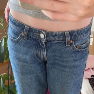 Low waist arrow jeans - Köptes för 500kr säljs för 250kr. Använda sparsamt under några månader, fint skick. Passar en person som är ca 160 med storlek 32/34 💕