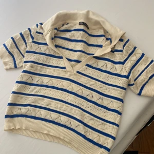 Stickad Piké Zara - Världens finaste virkade / stickade piké tröjan från Zara! Är i benvitt/blått! 