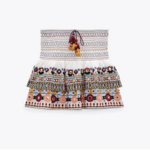 Zara kjol - Säljer denna snygga kjol från zara som är slutsåld. Den har aldrig använt/ser ut som ny🤩Skriv för fler bilder eller om ni undrar något🫶🏻Jag står inte för frakten!💗