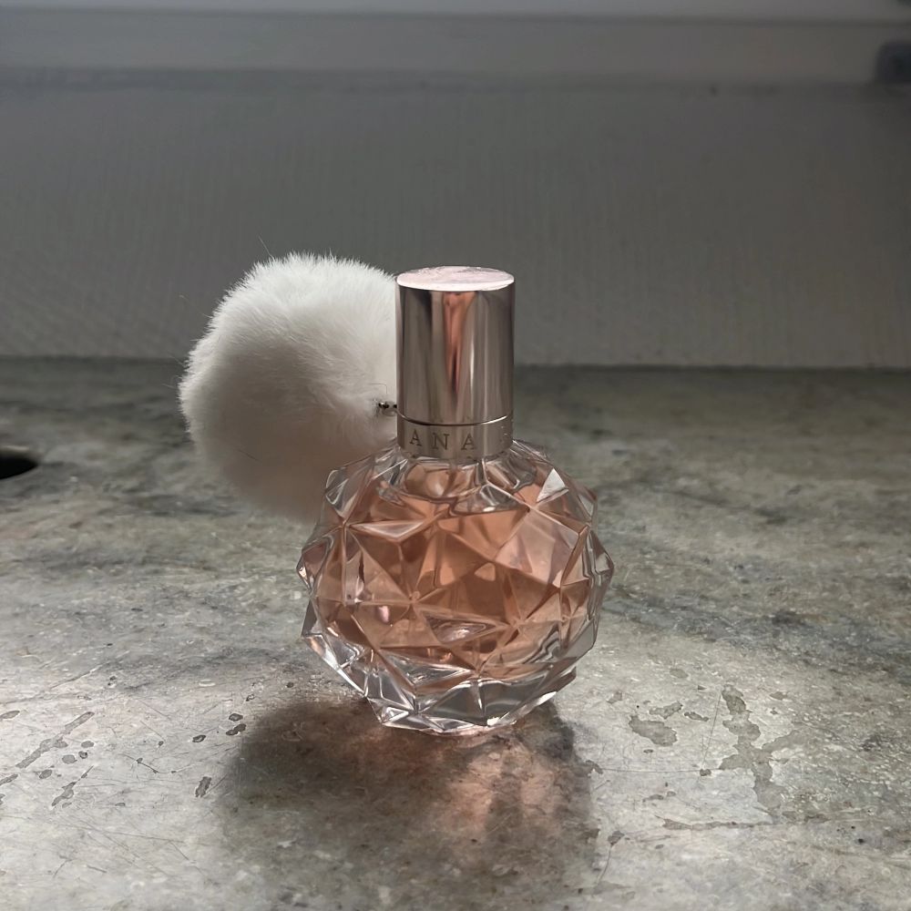 Rosa Ariana grande parfym | Plick Second Hand