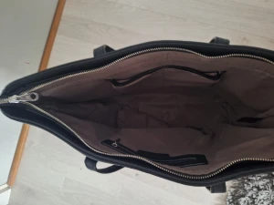 Väska  - Svart fake skin väska från don donna. Stor och bra med många fack. Hantagen är lite slitna längs kanterna. Men annars är den i bra skick
